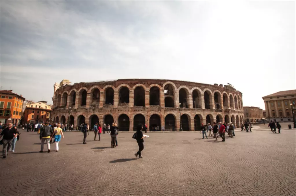 arena_verona_b8cde70482.webp